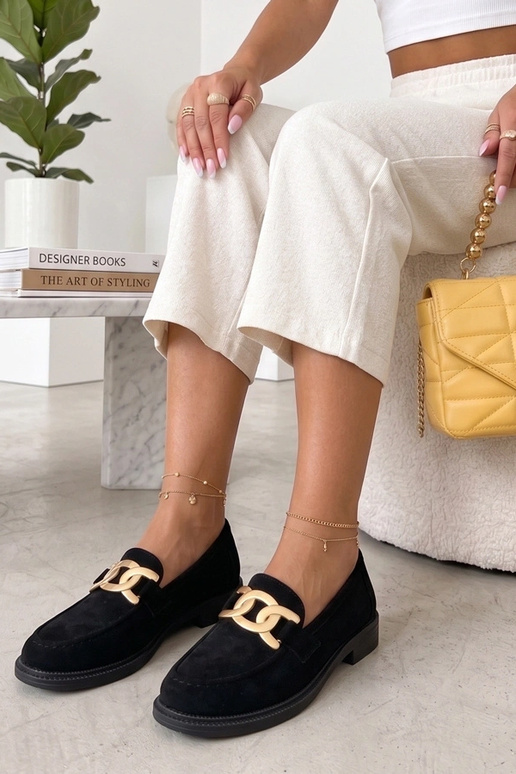 Zwarte mocassins met een decoratieve...