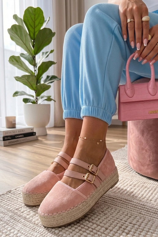 Roze espadrilles op een platform...