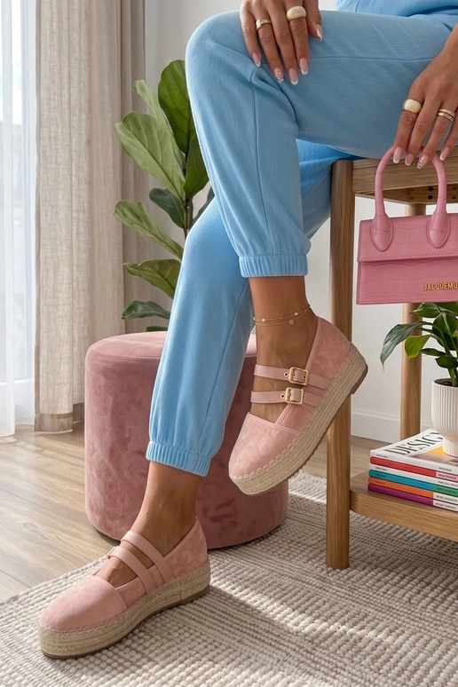 Roze espadrilles op een platform...