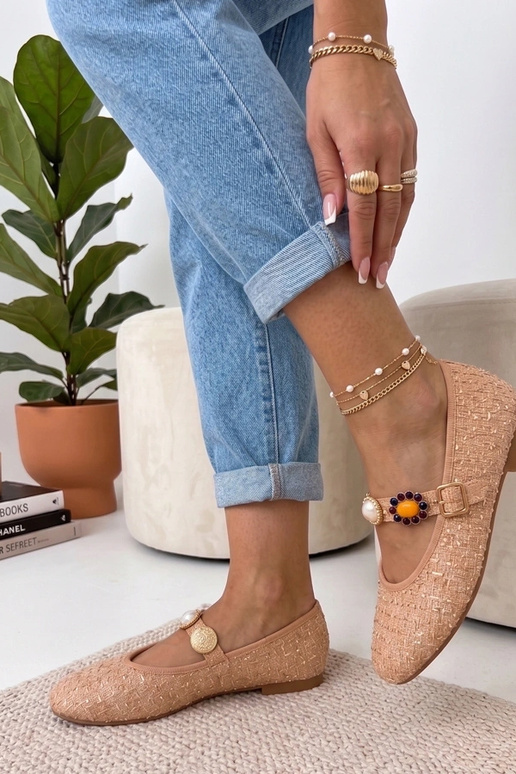 Zandkleurige balletjes met een...