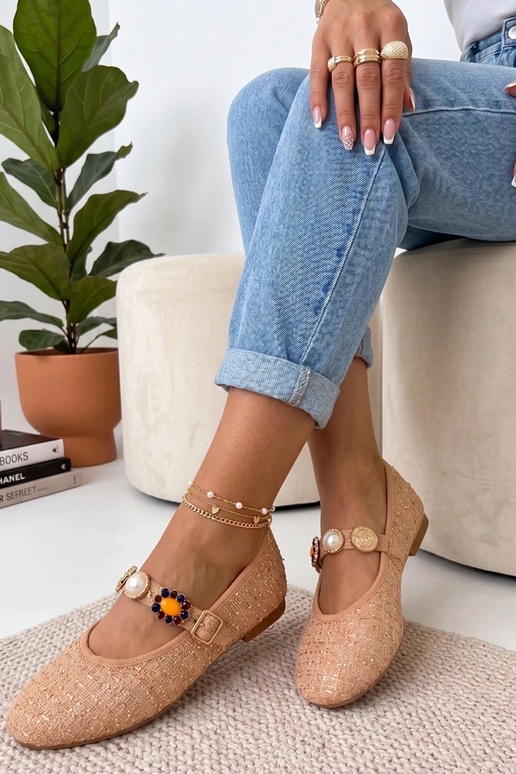 Zandkleurige balletjes met een...