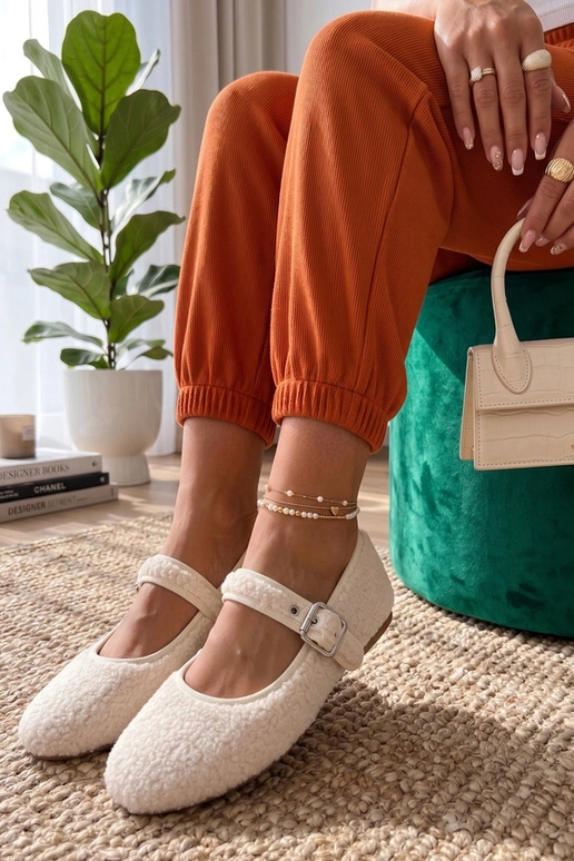 Witte bont balletjes met band Chantalek