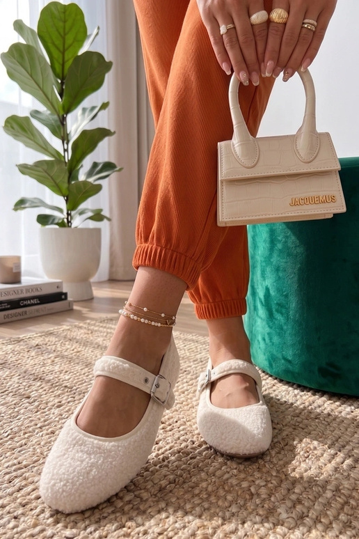 Witte bont balletjes met band Chantalek