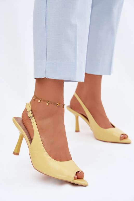 Dames sandalen met dunne hakjes in gele kleur Sevina