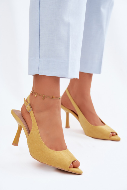Dames sandalen met dunne hakjes van kunstsuède in gele kleur Sevina