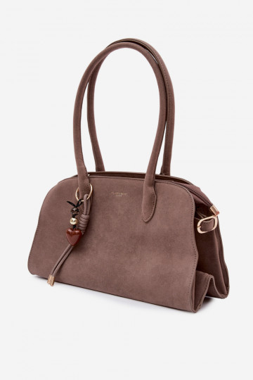 Violette tas met sleutelhanger en gespen in kunstsuède donker zandkleur 2