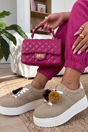 Zandkleurige sneakers op...