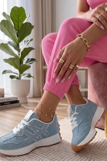 Denim sneakers op een...