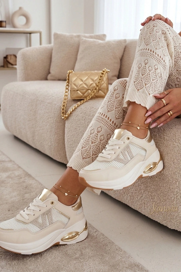 Zandkleurige sneakers op een platform met rhinestones Rafaela 2