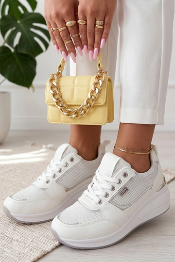Witte sneakers met...