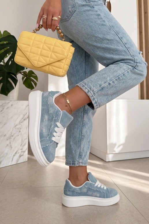 Blauwe sneakers op een platform met...