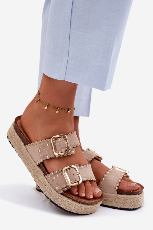 Zandkleurige dames slippers met platform, gouden gespen en studs