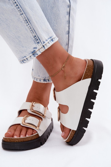 Witte gelakte dames slippers met platform en gouden gespen Lee Cooper LCIN-26-35-4460L 2
