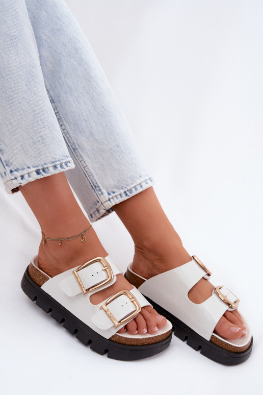 Witte gelakte dames slippers met platform en gouden gespen Lee Cooper LCIN-26-35-4460L