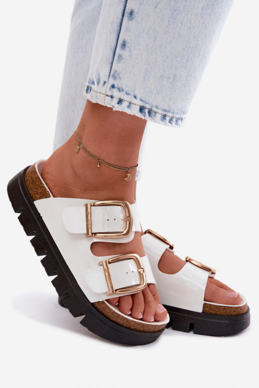 Witte gelakte dames slippers met platform en gouden gespen Lee Cooper LCIN-26-35-4460L
