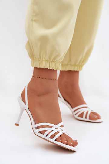 Witte sandalen met dun hakje en bandjes Velivelle 2