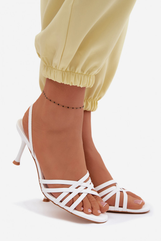Witte sandalen met dun hakje en bandjes Velivelle