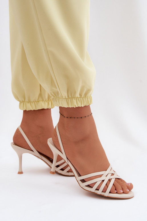 Zandkleurige sandalen met dun hakje en bandjes Velivelle