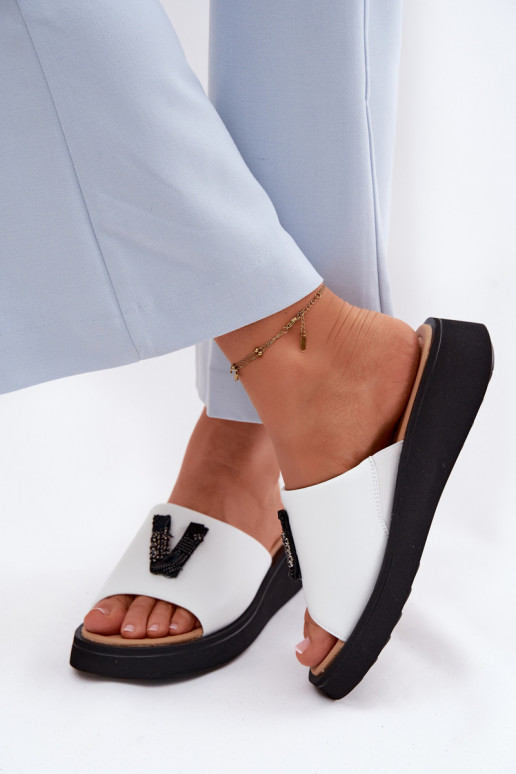 Leren dames slippers met V-vormige bovenkant op platform Vinceza 66950, witte kleur