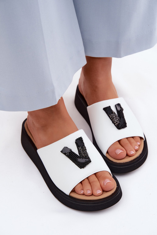 Leren dames slippers met V-vormige bovenkant op platform Vinceza 66950, witte kleur