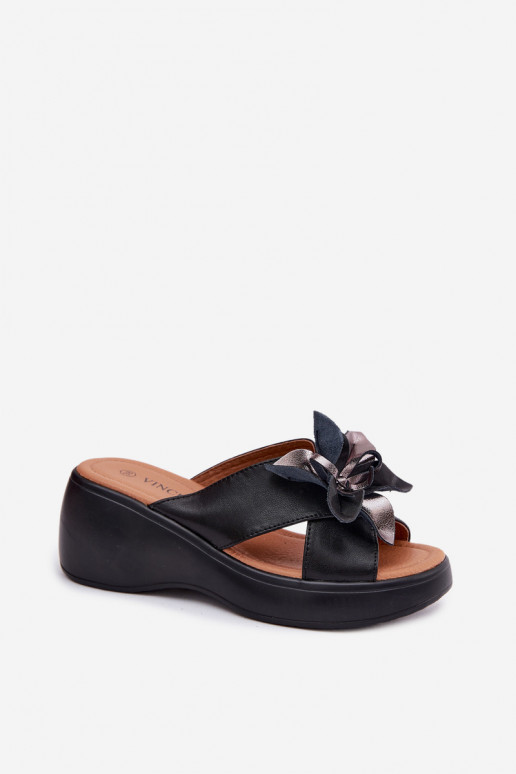 Leren platformsandalen met decoratieve bloemen Vinceza 41511, zwarte kleur