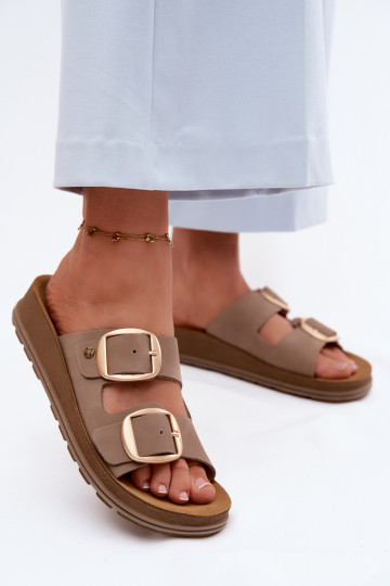 Leren slippers met gespen in zandkleur 2