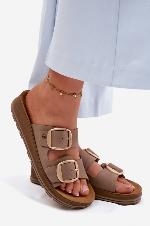 Leren slippers met gespen in zandkleur