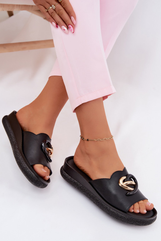 Leren slippers met decoratieve details in zwart