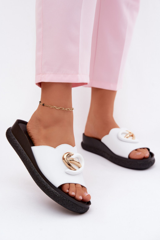 Leren slippers met decoratieve details in wit