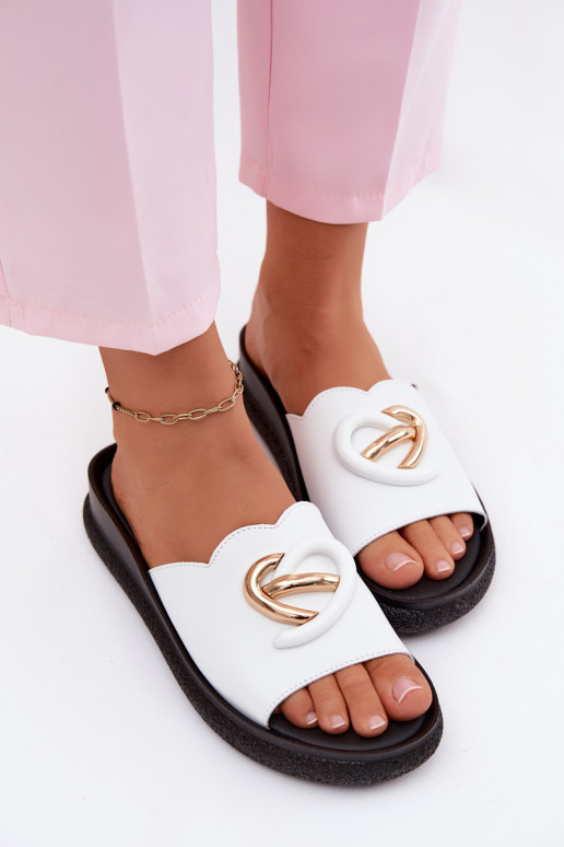Leren slippers met decoratieve details in wit