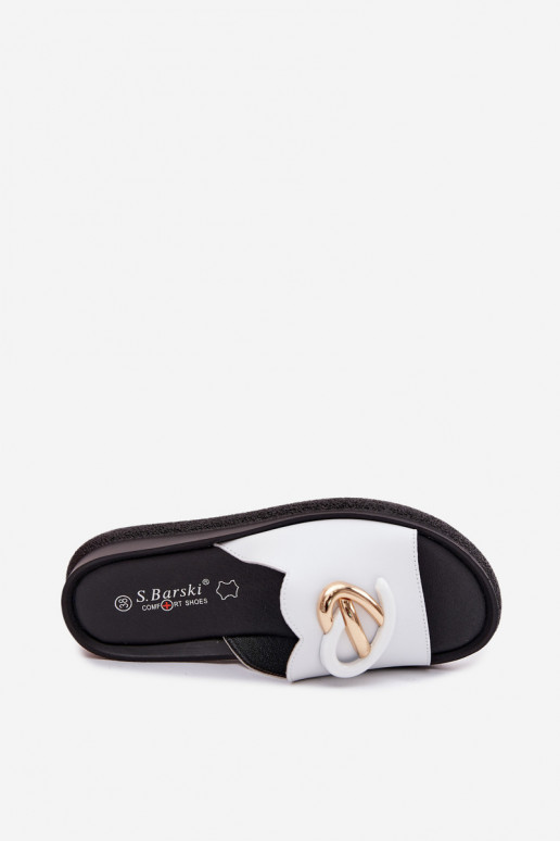 Leren slippers met decoratieve details in wit