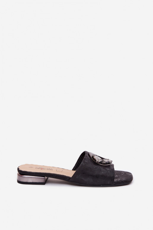 Dames slippers met brede hakken en ornamenten KV61-6025 zwarte kleur