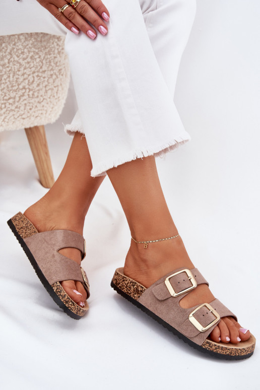 Dames zandkleurige faux suede slippers met gouden gespen Vorella