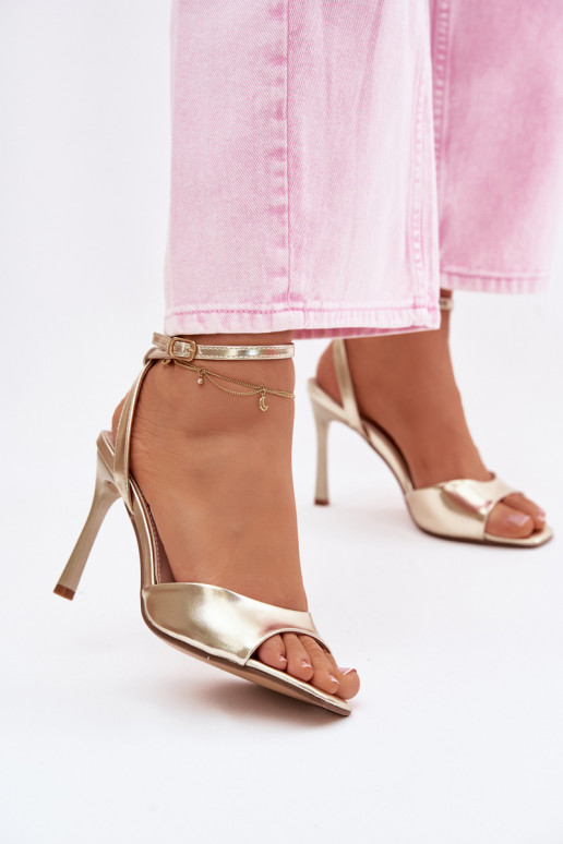 Dames sandalen met dunne hakkenImitacji Skóry gouden kleur Olissey