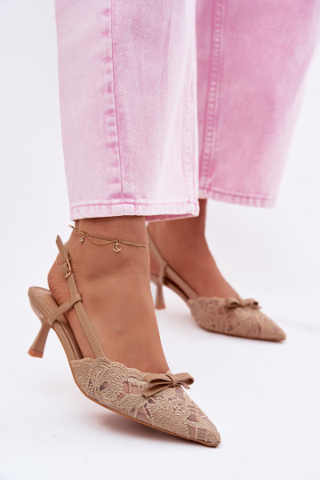Beige sandalen met kant en strikjes op de hak Tai turiribelle 2