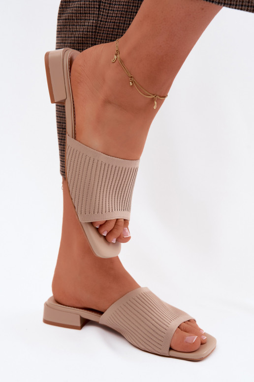 Zandkleurige dames slippers met brede hakken Belissea