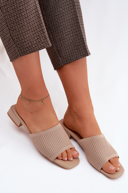 Zandkleurige dames slippers met brede hakken Belissea