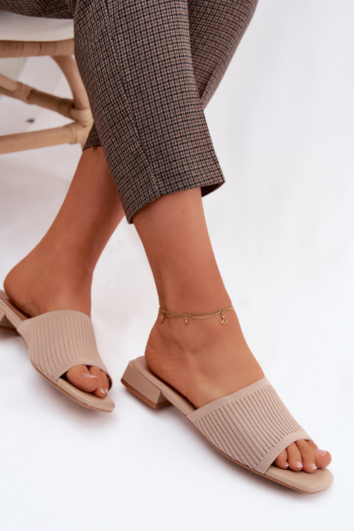 Zandkleurige dames slippers met brede hakken Belissea