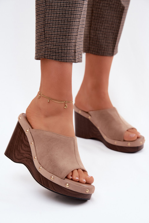 Dames slippers met platform van faux suede met gouden studs in zandkleur Norvia