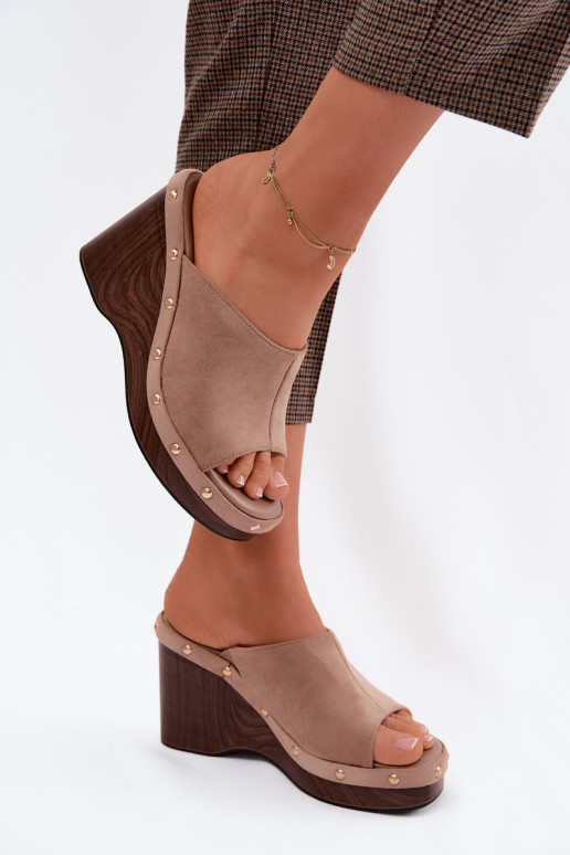 Damespantoffels met platformImitacji van suèdeu gouden kleur met klinknagels beige Norvia