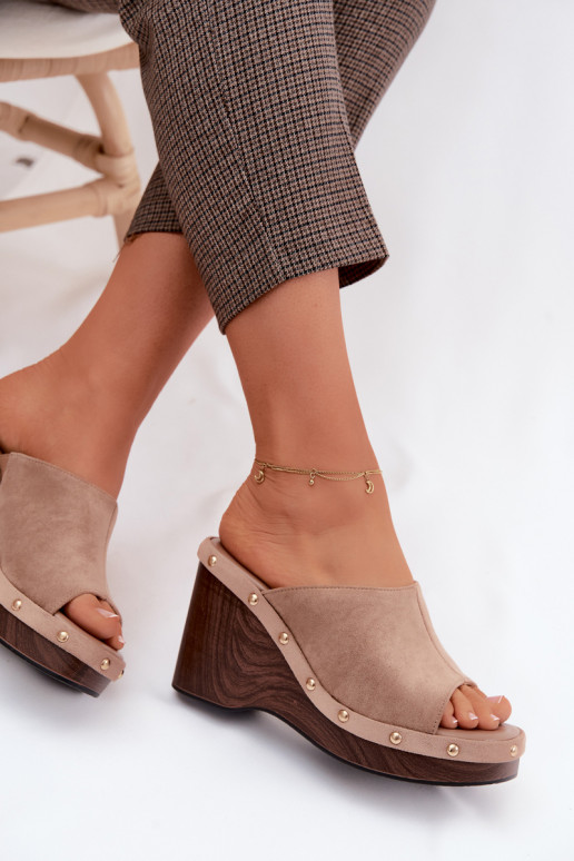 Damespantoffels met platformImitacji van suèdeu gouden kleur met klinknagels beige Norvia