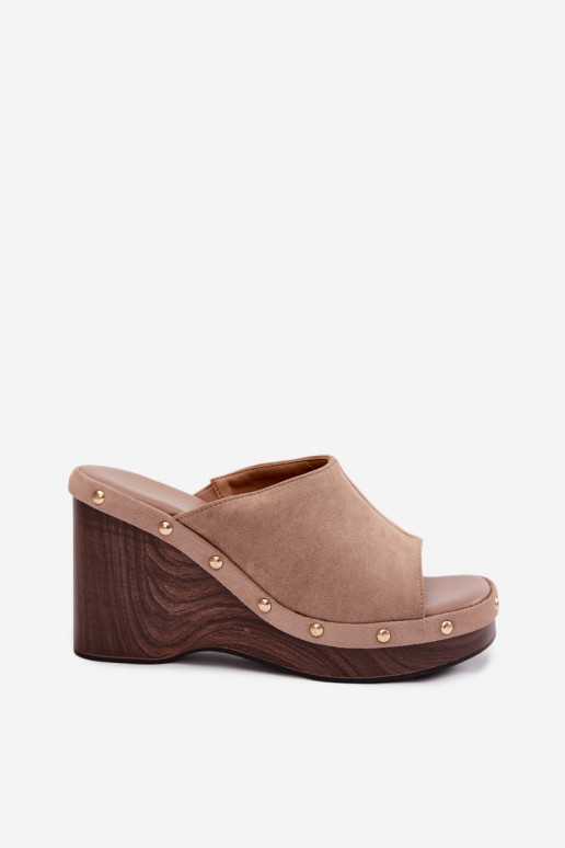 Dames slippers met platform van faux suede met gouden studs in zandkleur Norvia