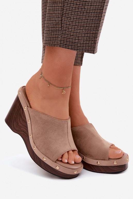 Dames slippers met platform van faux suede met gouden studs in zandkleur Norvia