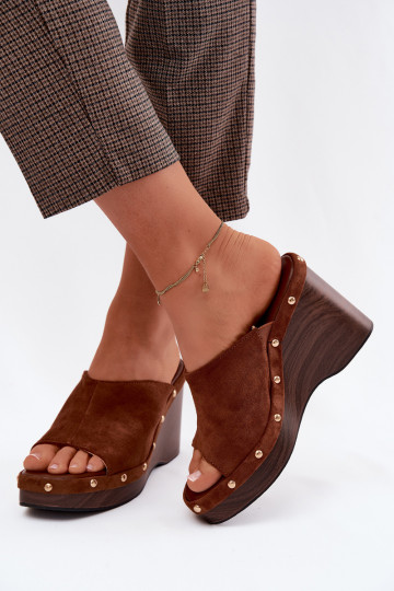 Damespantoffels met platformImitacji van suèdeu gouden kleur met klinknagels bruine kleur Norvia