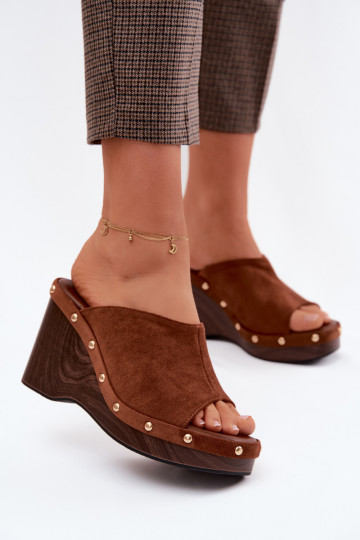 Dames slippers met platform van faux suede met gouden studs in bruin Norvia 2