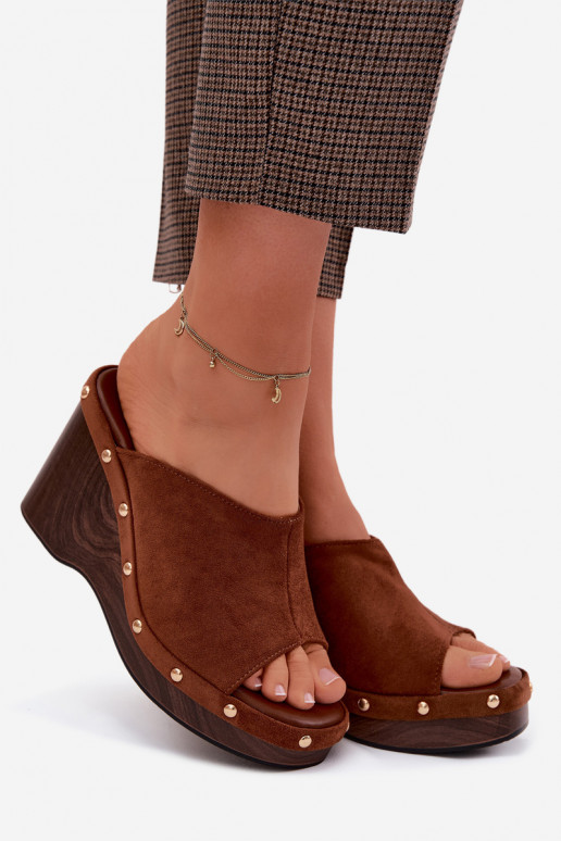 Dames slippers met platform van faux suede met gouden studs in bruin Norvia