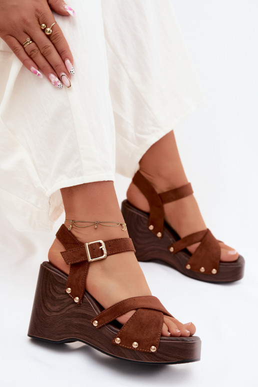 Dames platformsandalen van faux suede met gouden studs in bruin Velvra