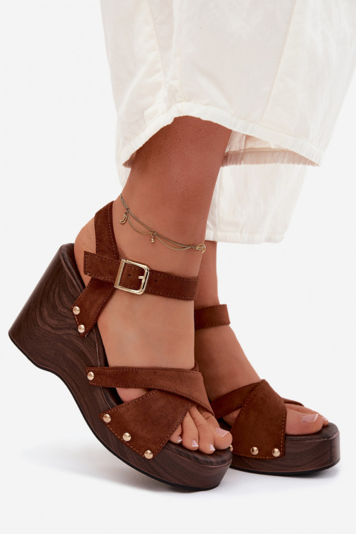 Dames platformsandalen van faux suede met gouden studs in bruin Velvra