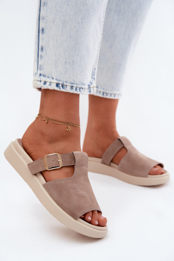 Dames faux suede platformslippers met gouden gespen in zandkleur Zemela