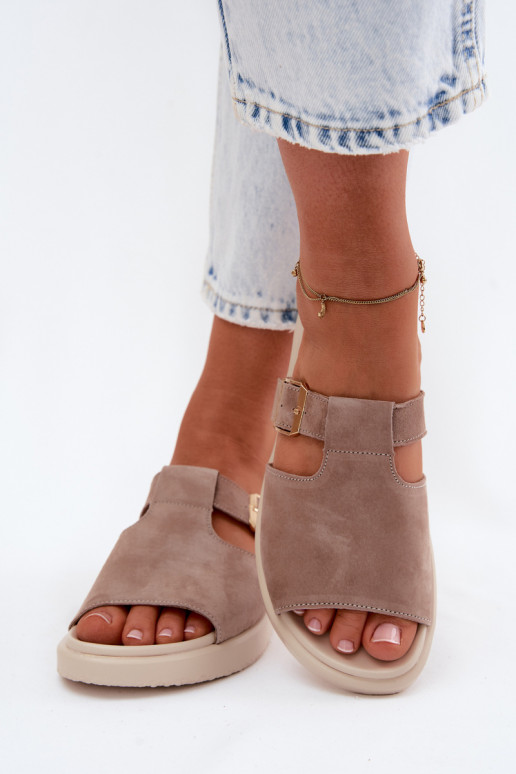 Dames faux suede platformslippers met gouden gespen in zandkleur Zemela